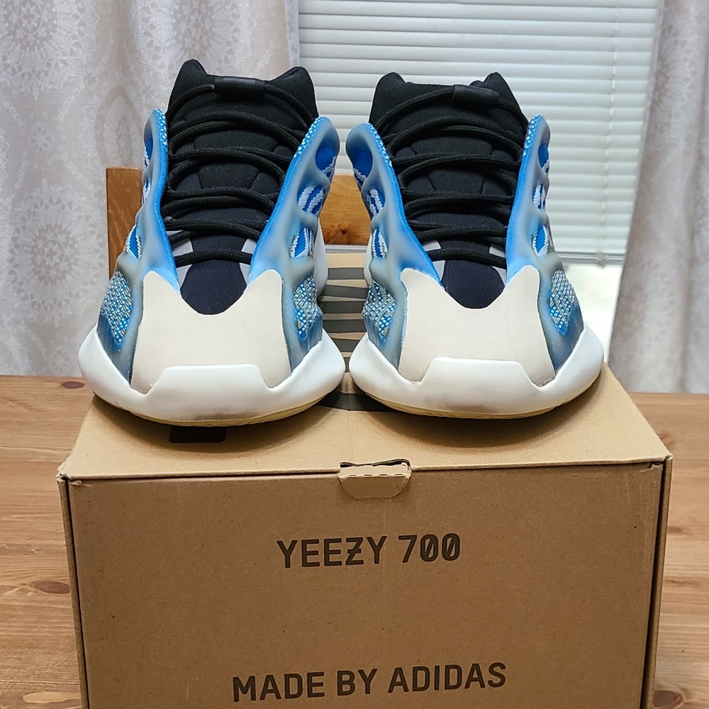 Yeezy 700 V3 'Arzareth' - Picture 2 of 5
